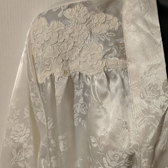 Bridal nightgown with matching robe - Picture 7 of 9